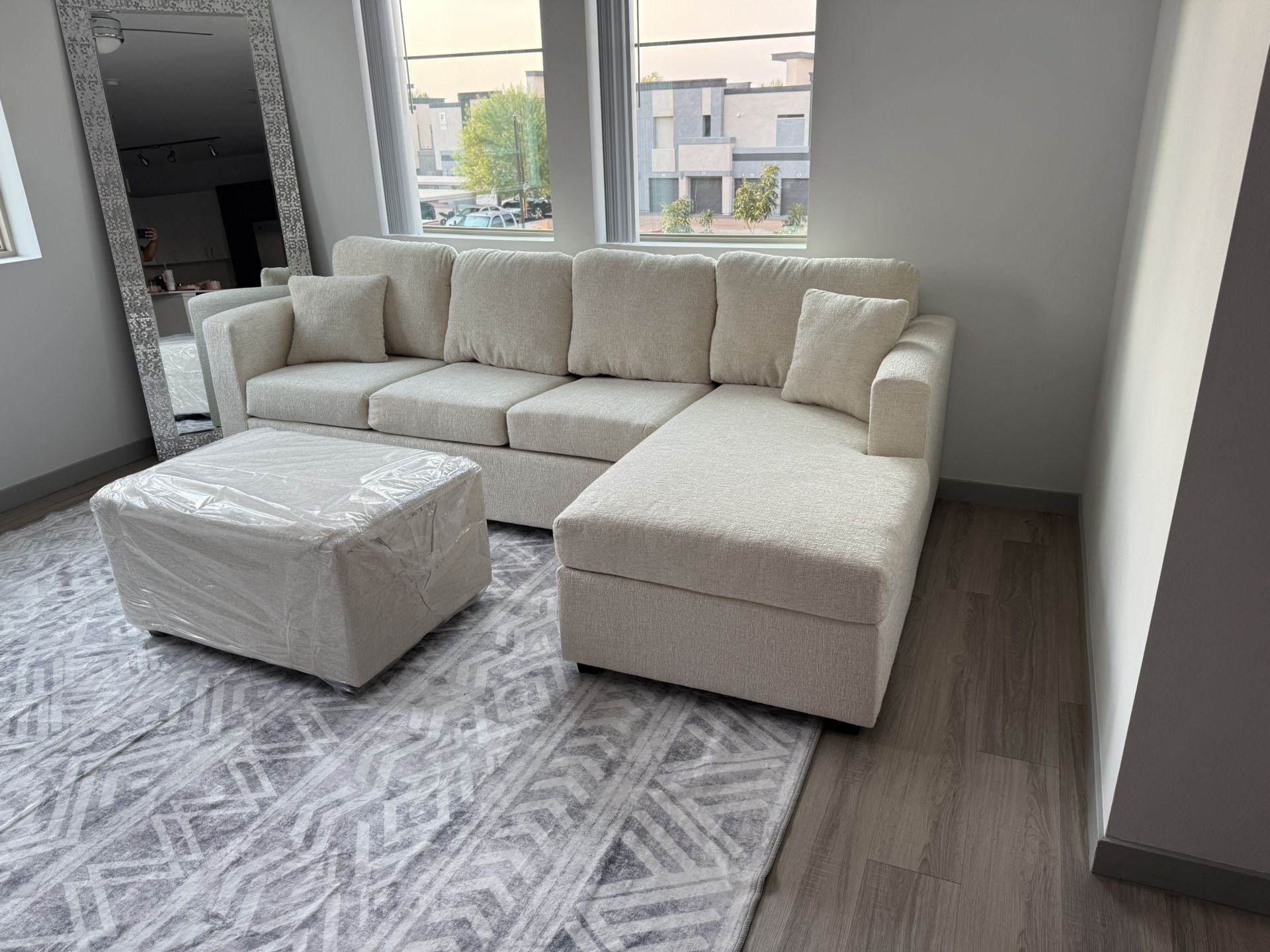 💥brand New Cream Sectional With Free Ottoman