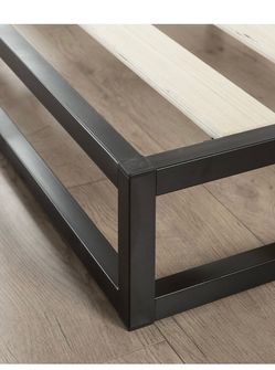 Platform stand for king