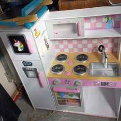 Kids Play Kitchen Cook Comes With Lots Of Other Toys 