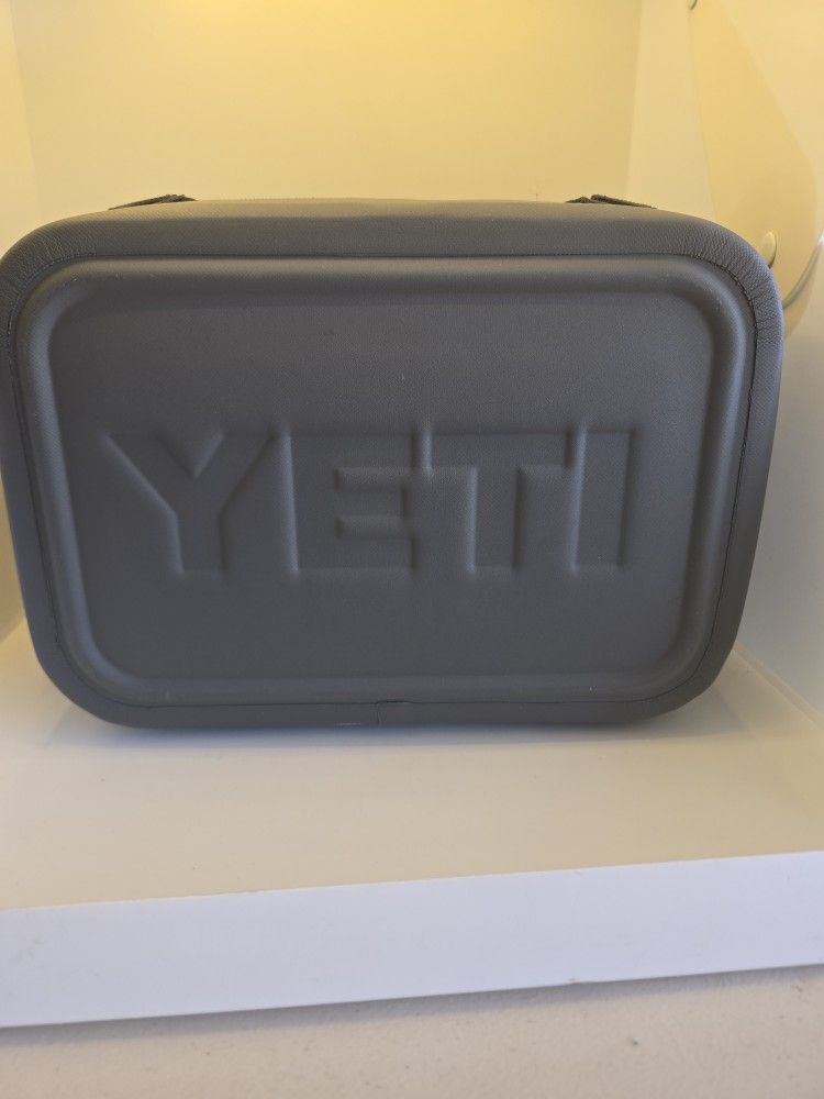 Yeti Blue Navy Cooler Hooper Flip 8 *BRAND NEW*