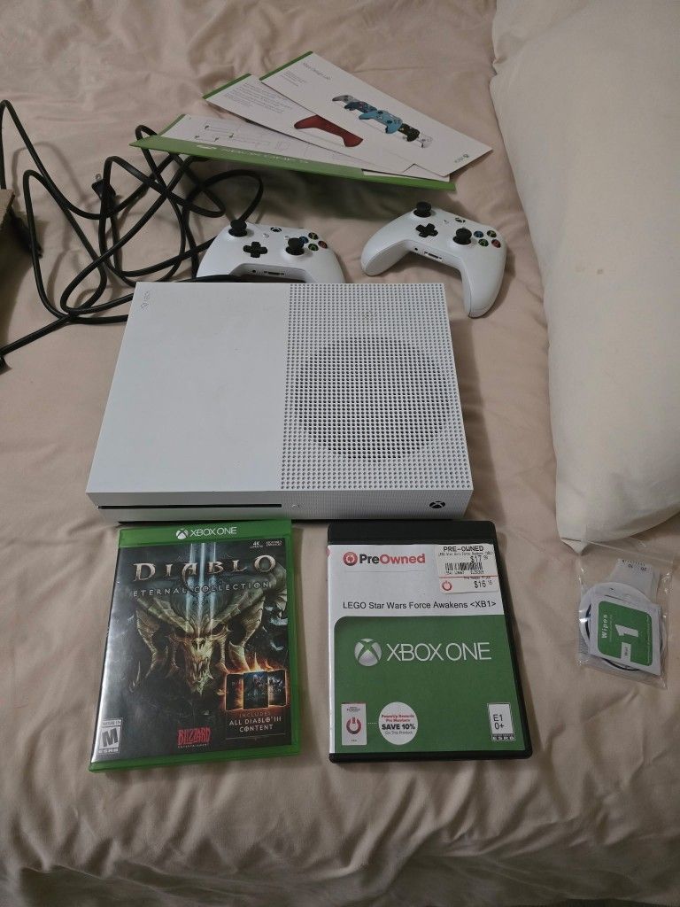 XBox One With 2 Wireless Controllers