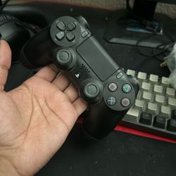 PS4 Controller.