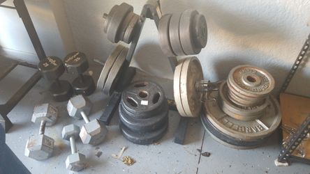 600+ lbs of weights/dumbbells. 1 Bench press bar. 2 Curl bars. MAKE OFFER