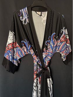 *Good condition* In Bloom kimono robe