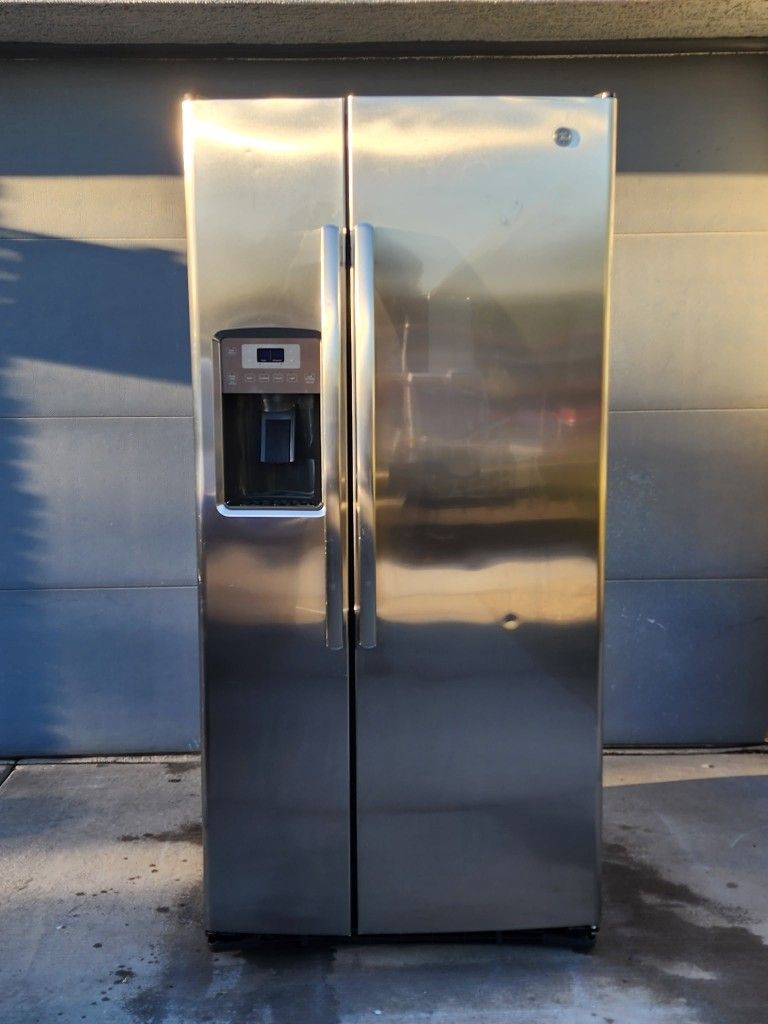 "GE" STAINLESS SIDE BY SIDE  FRIDGE WITH WATER & ICE DISPENSER 
OF 33" WIDE  X  68" 7/8 HEIGHT  X  32" DEPTH  2 MONTHS OF WARRANTY & DELIVER FREE