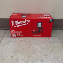MILWAUKEE M18 CLAMPING FLOOD LIGHT (TOOL-ONLY) 