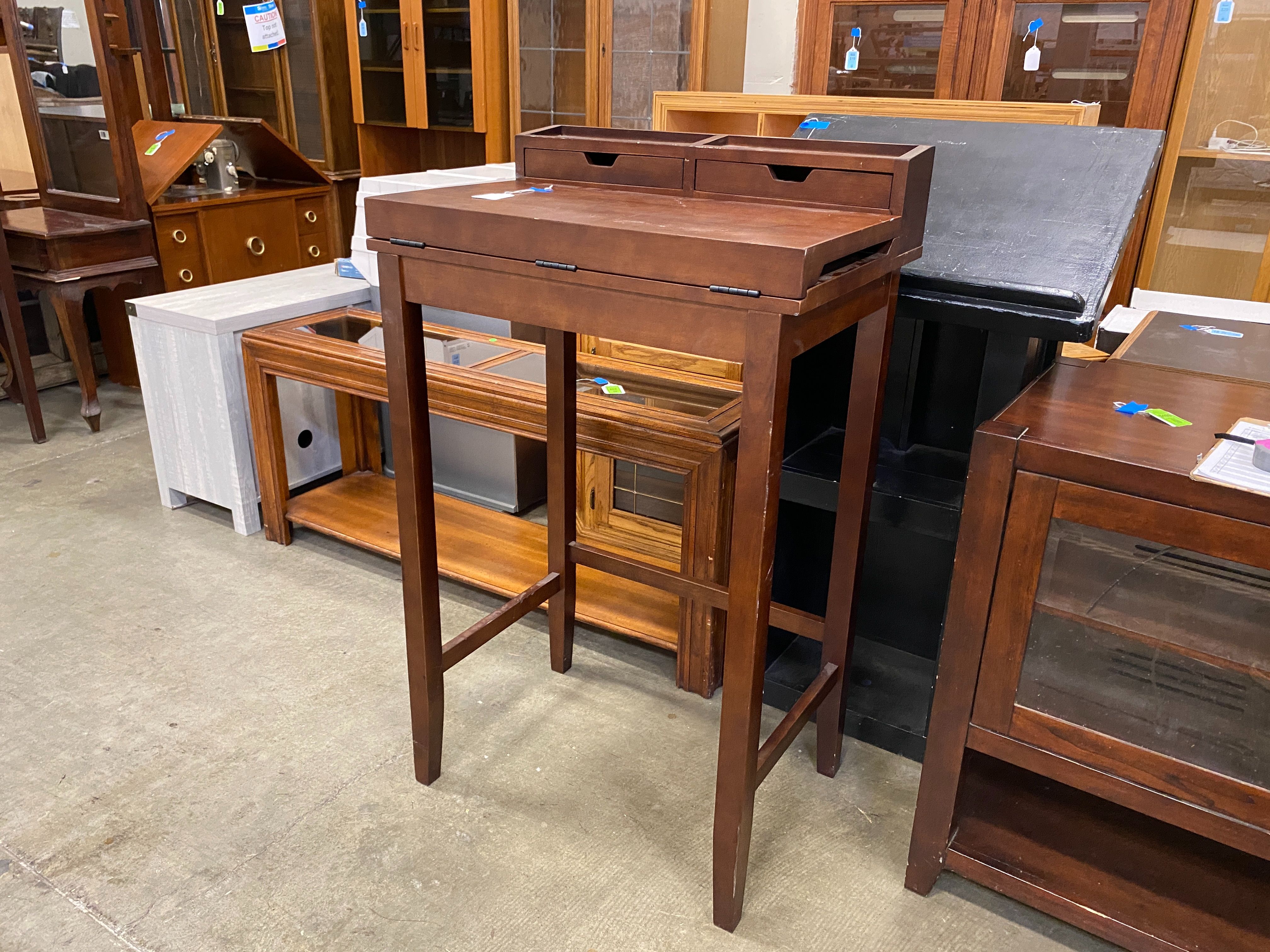 Stnading and Expanding Wood Desk