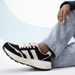 Woman's Tennis shoes ( Brand New )