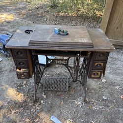 Antique Singer Treadle Sewing Machine – Complete with Cabinet & Iron Base