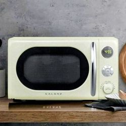 Galanz 0.7 CU FT Retro Countertop Microwave Oven 700 Watts Cream GLCMKA07   