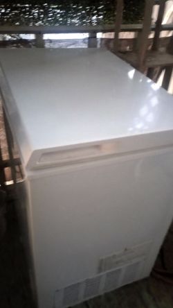 White idylis household freezer