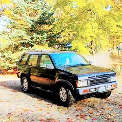1995  Nissan Pathfinder SE 4WD  Black Midsize SUV