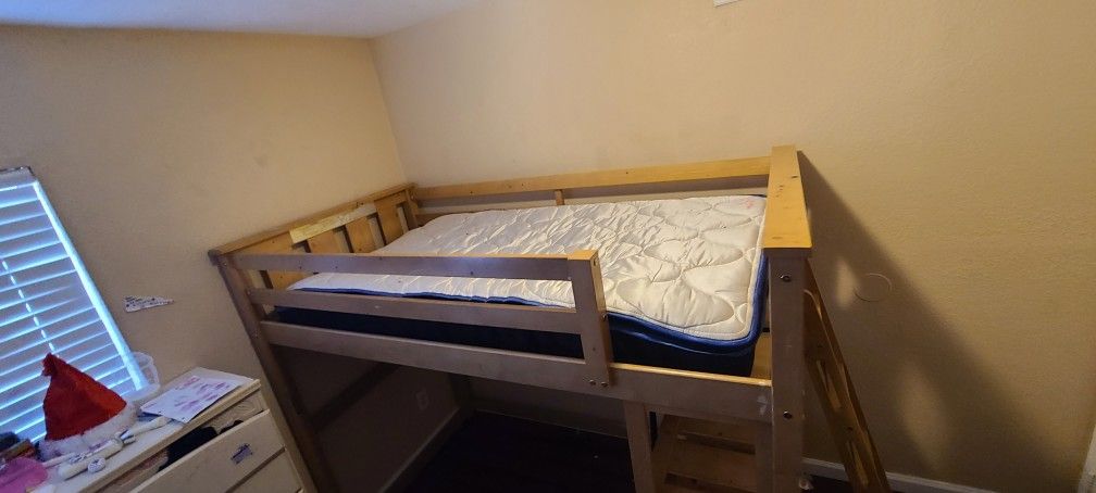 Loft Bed With Buildt In Book Shelf