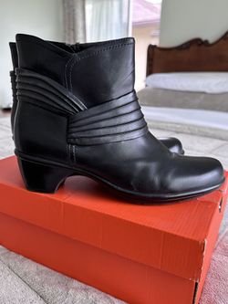 Clarks Bendables Black Leather Side Zip Ankle Boots Booties Low Block Heels 8 M