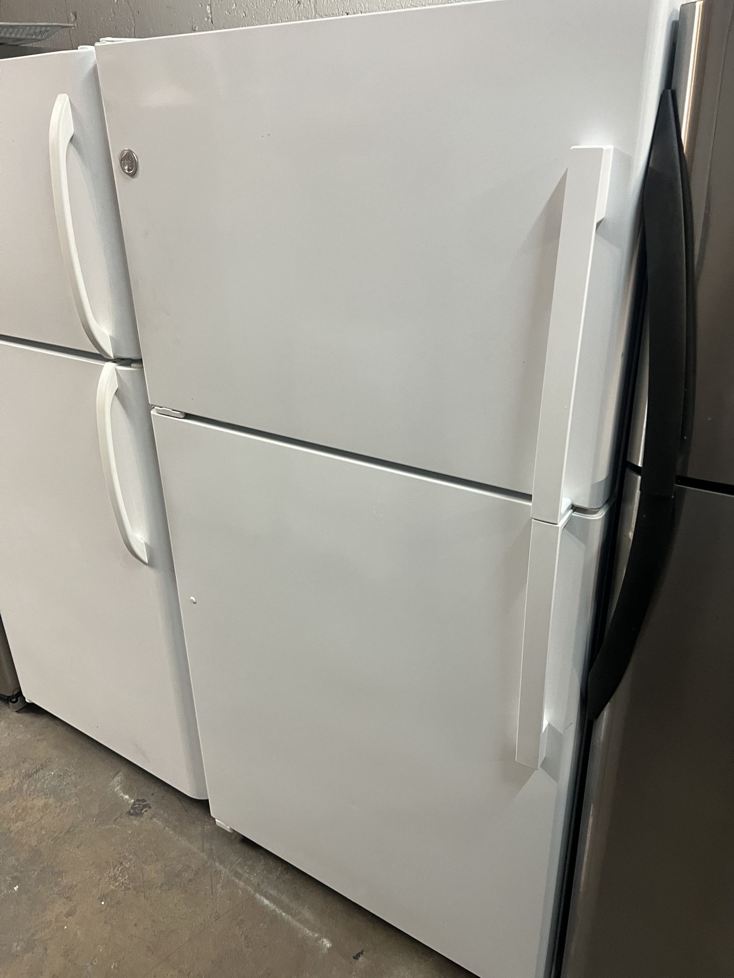 General Electric 33” Refrigerator