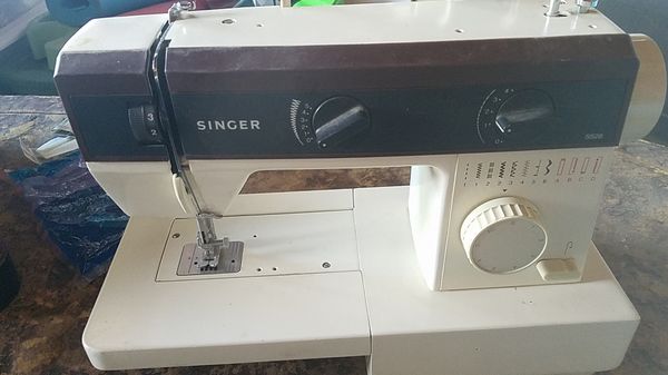 Vintage Heavy Duty Singer 5528 sewing machine for Sale in Fontana, CA