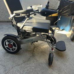 Electric wheelchair folding