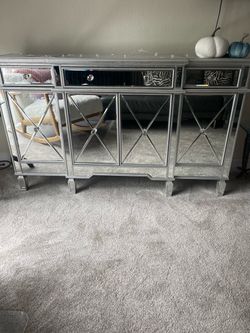 Mirrored cabinet 60in