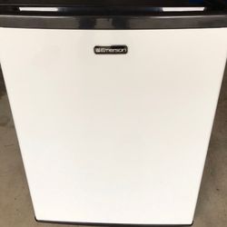 Emerson Mini Refrigerator 2.8 Cu Ft  