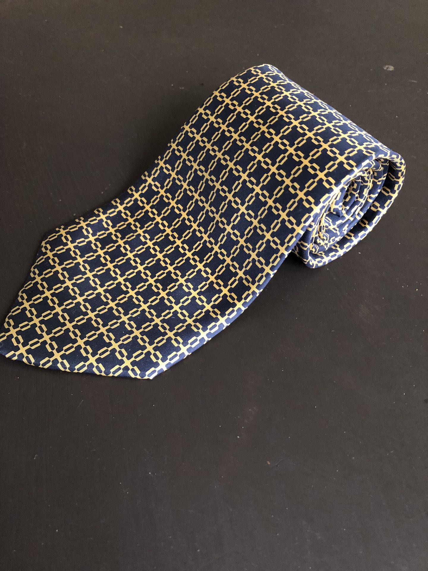 100%Silk Compagnia della Seta blue and gold chain link patterned necktie made in Italy.