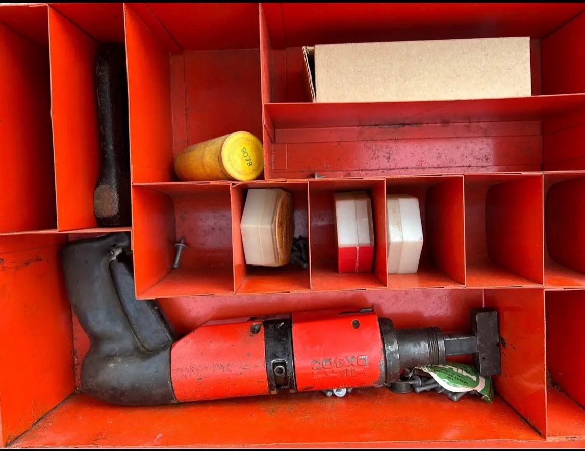 HILTI DX400 Concrete Nail Gun And Metal Case