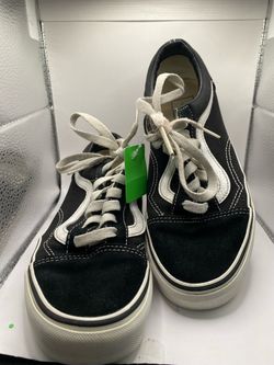 Size: 5 Mens/6.5 Womens Unisex classic black-and-white Vans Old Skool sneakers
