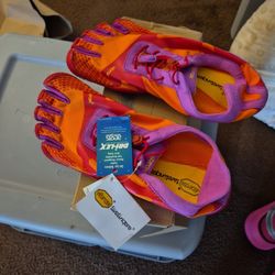 New Never Worn Vibram 5 Fingers Shoes