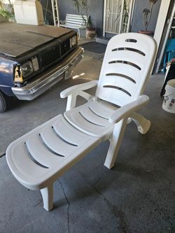 Lounge chair w/ rollers