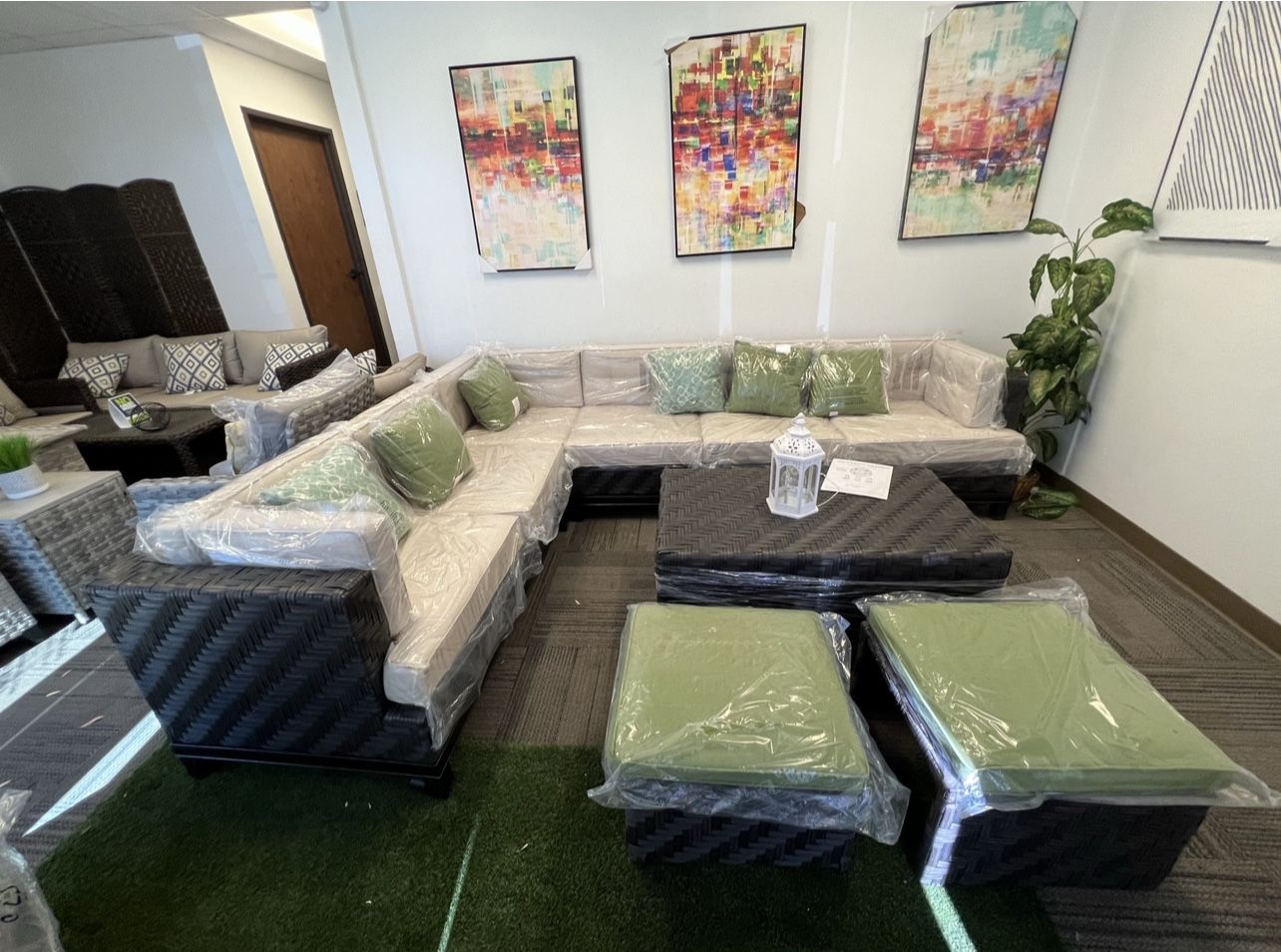 New Sunbrella Patio Furniture Set Sectional for Sale in Rancho