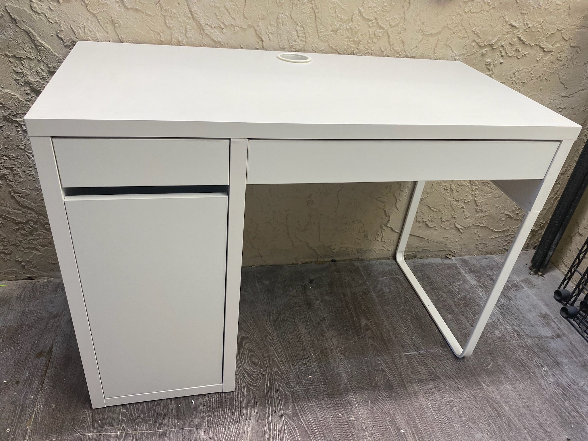 White Desk With Storage Local Delivery Available for a Fee See My Other Items 😀