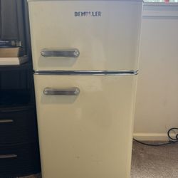 Good Condition - Demuller Retro Mini fridge