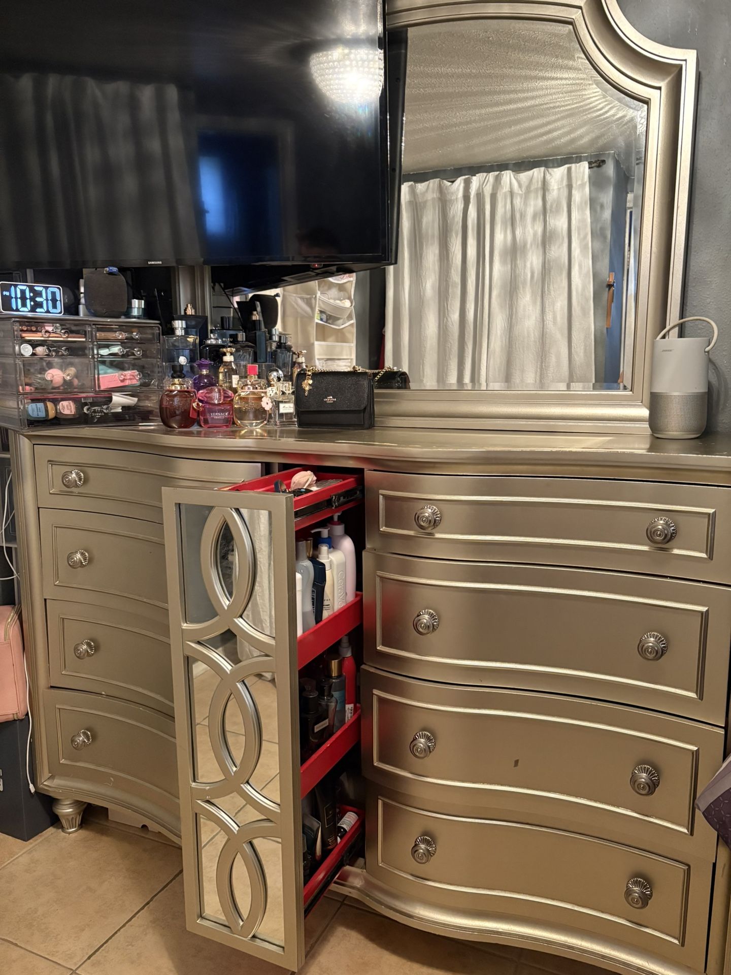 Dresser With Mirror