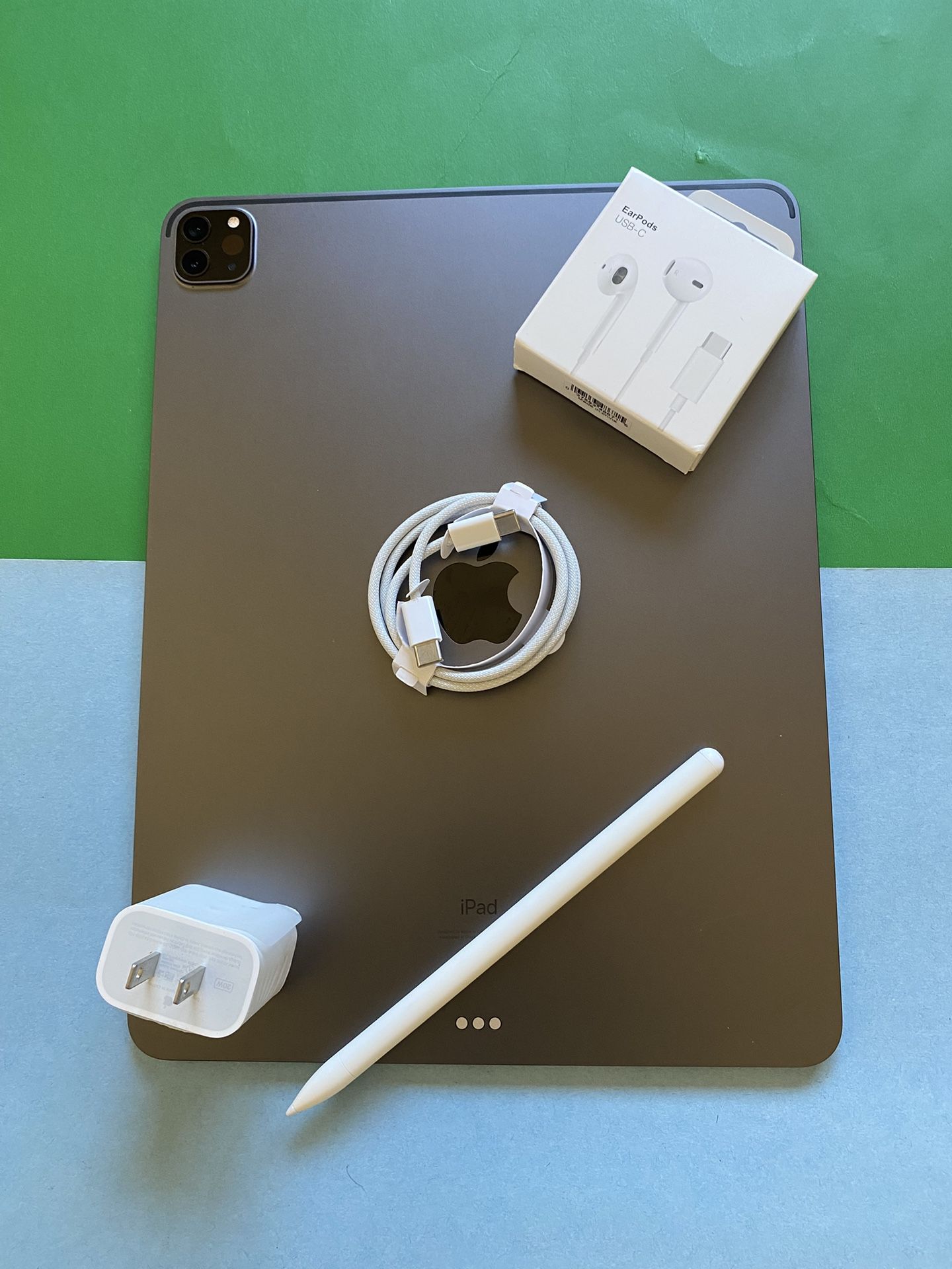 Apple IPad Pro 12.9” 4th Generation (2020 Model/ Face ID/Liquid Retina) 256GB with pen, keyboard & Accessories