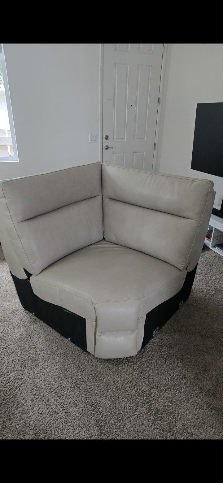 FREE W/PURCHASE! NEW THICK HQ LEATHER CORNER CHAISE/SEATTER