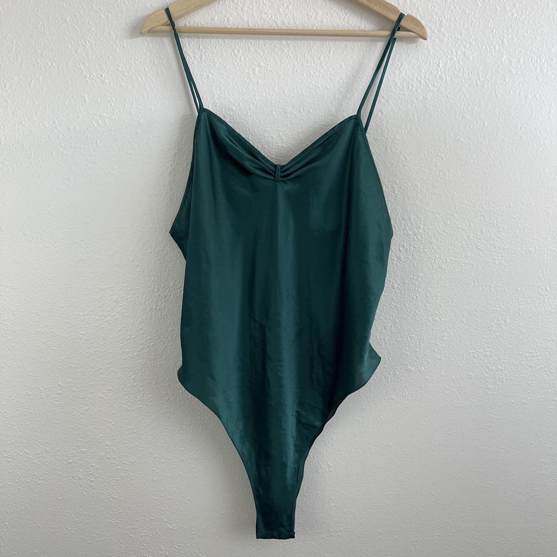 LAURA ADAMS Vintage 90s Dark Emerald Green Satin V Neck Spaghetti Strap Bodysuit