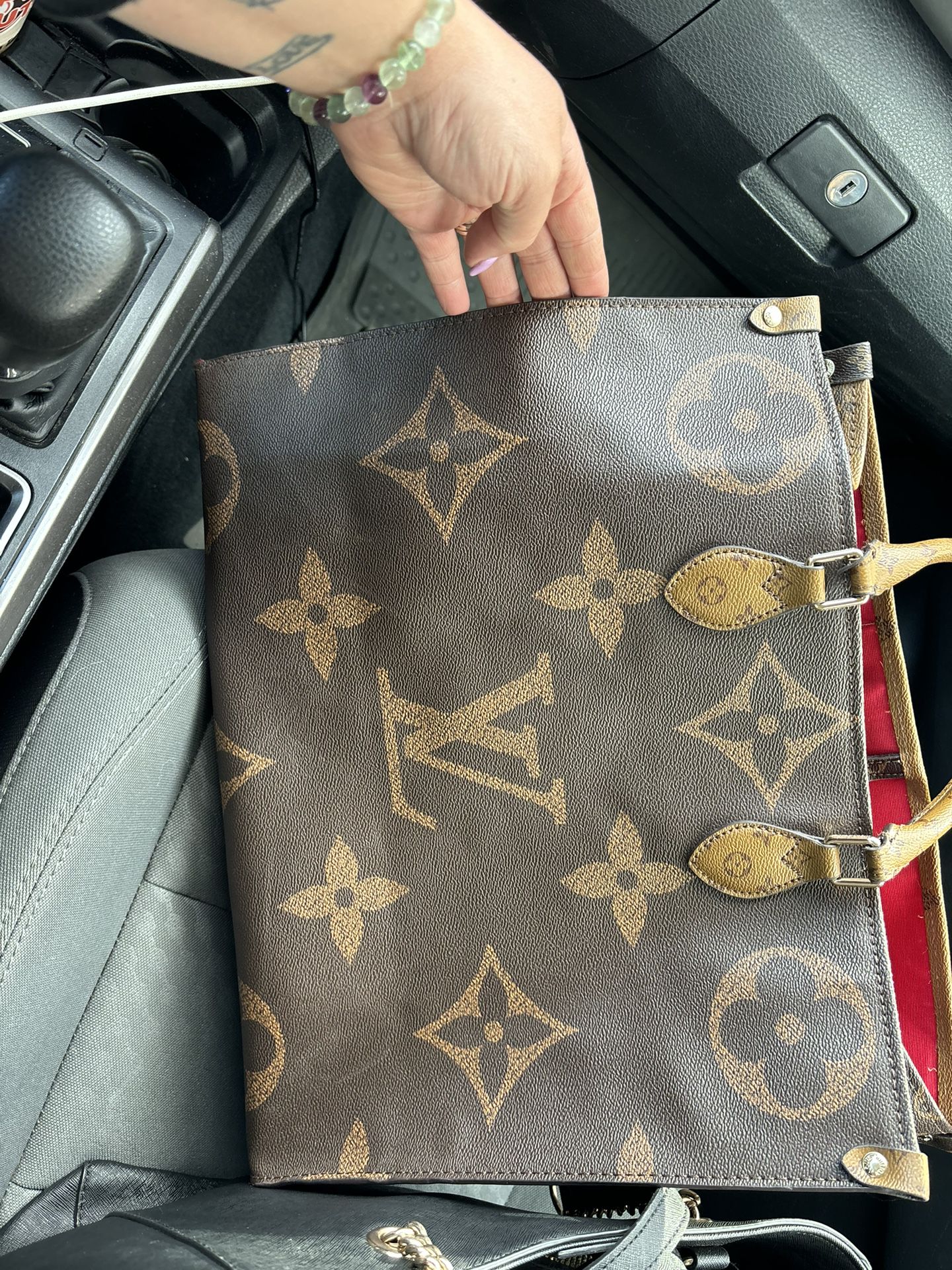 Louis Vuitton Giant Monogram Canvas Onthego GM Tote Product Details