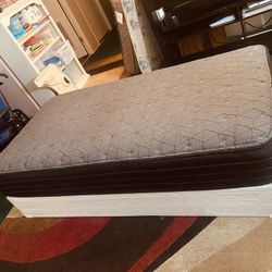 🩷🩷1- $$280- twin thick thick dark colored “SEALY” brand mattress and white box. (Not new)    - I stock up on these from purchasing them in Seattle a