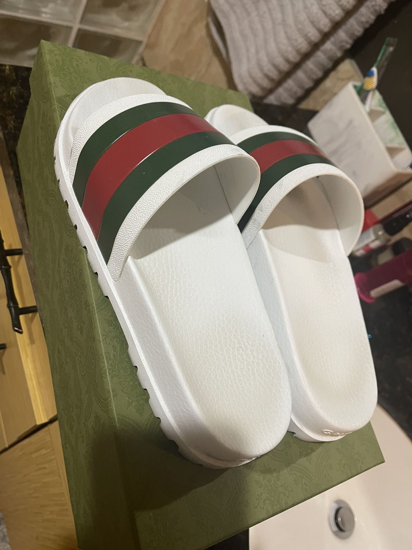 Brand New Gucci Flops With Box And Dust Bags