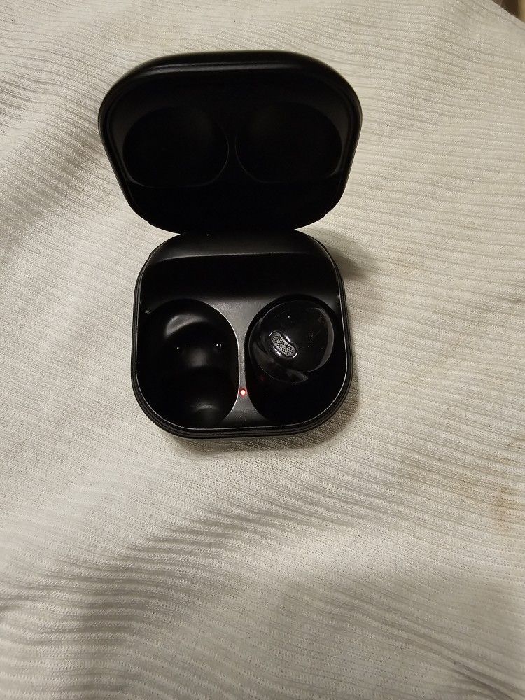 Galaxy Pro Buds Case and right ear