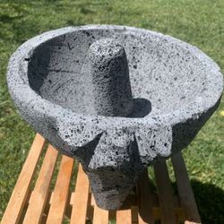 Molcajete hecho de piedra volcánica 9”