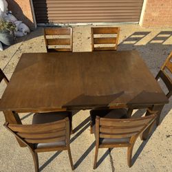 Dining/kitchen Table & 6 Chairs 