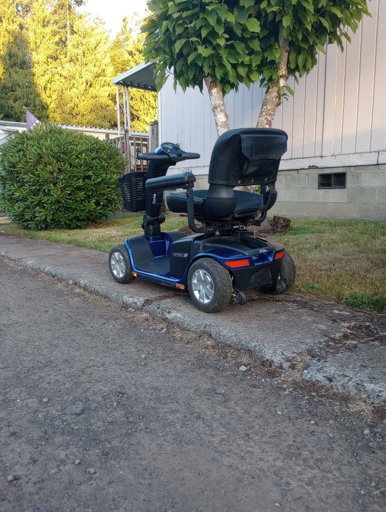 Pride Victory Scooter W/ Harmar Swing Away Lift