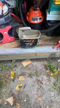 Battery operated hand spreader