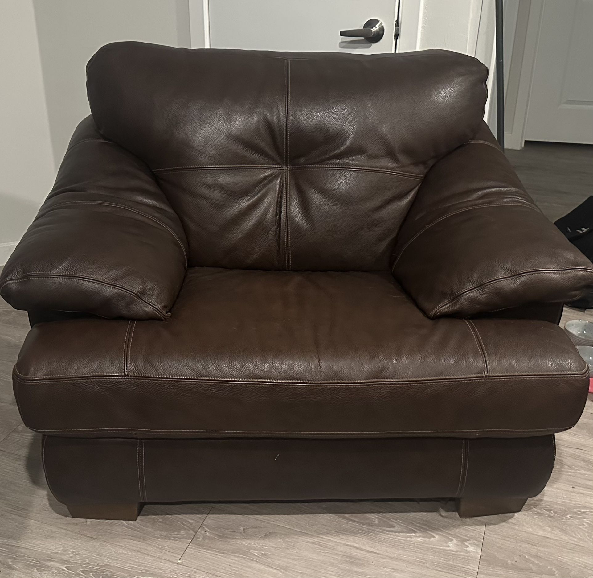 Divani Chateau d’ax — Leather chair & Ottoman