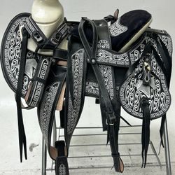 Monturas charras para caballos 🐎 100% piel  De la mejor calidad 100% garantizadas  Le incluye pechera o pecho pretal, correas para espuelas , cabezad