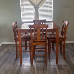 Dining Room Table & Chairs