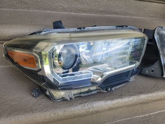 Toyota Tacoma Headlight Assembly Pair 2016/2023