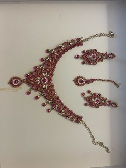 Necklace, earrings and tikka.