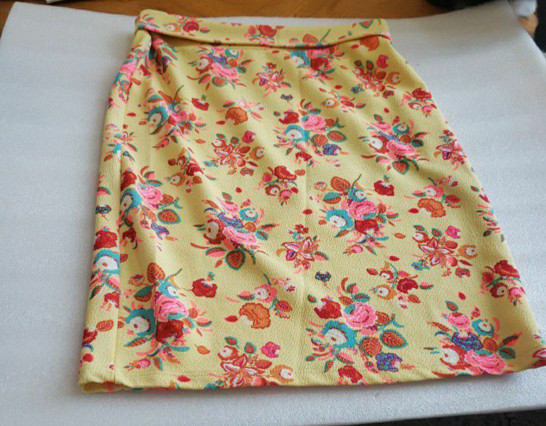 N. Peoria Lularoe Knee Length Floral Skirt Excellent Condition Sz Medium