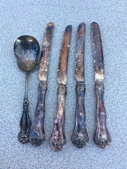 Vintage silverware knives and spoon. Lot of 5.